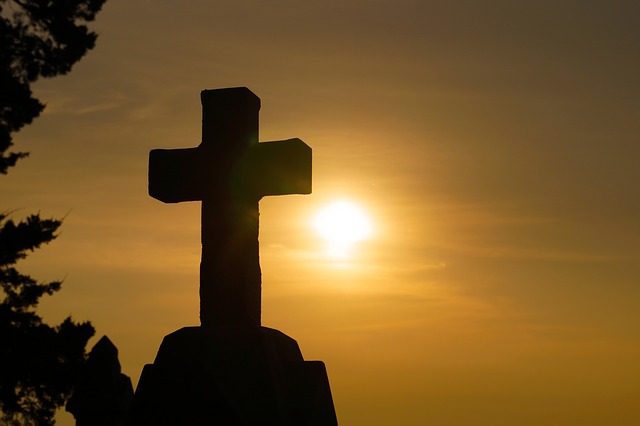 croix durant un coucher de soleil